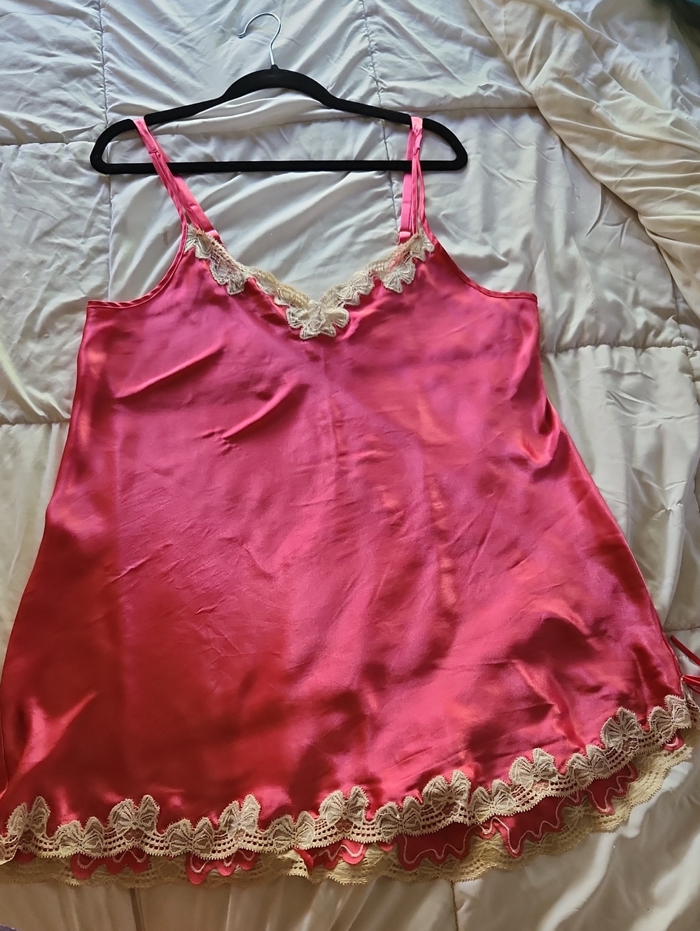 Oscar de la Renta - Pink Label Sleepwear Pink Satin Lace-Trim Slip